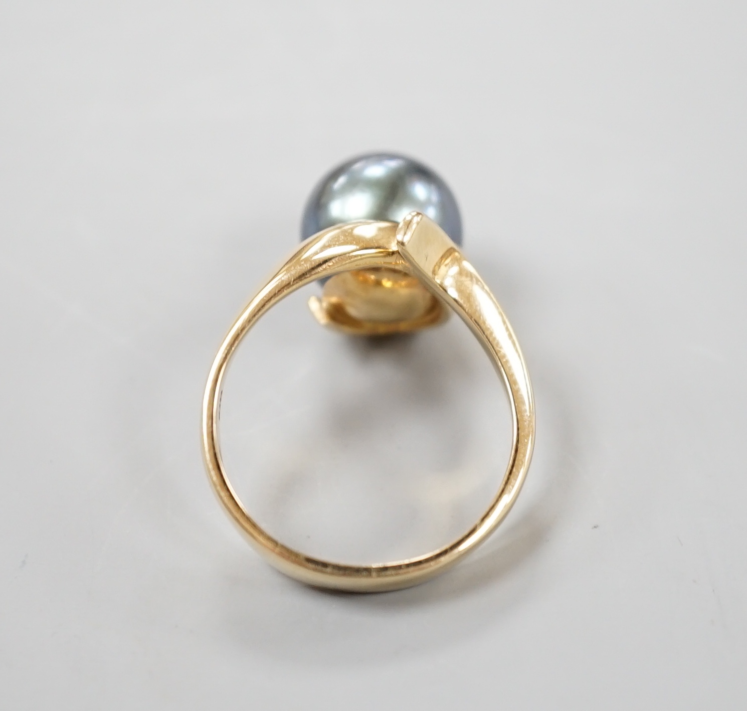 A modern 14k yellow metal and Tahitian pearl set ring, size O/P, gross 6.3 grams.